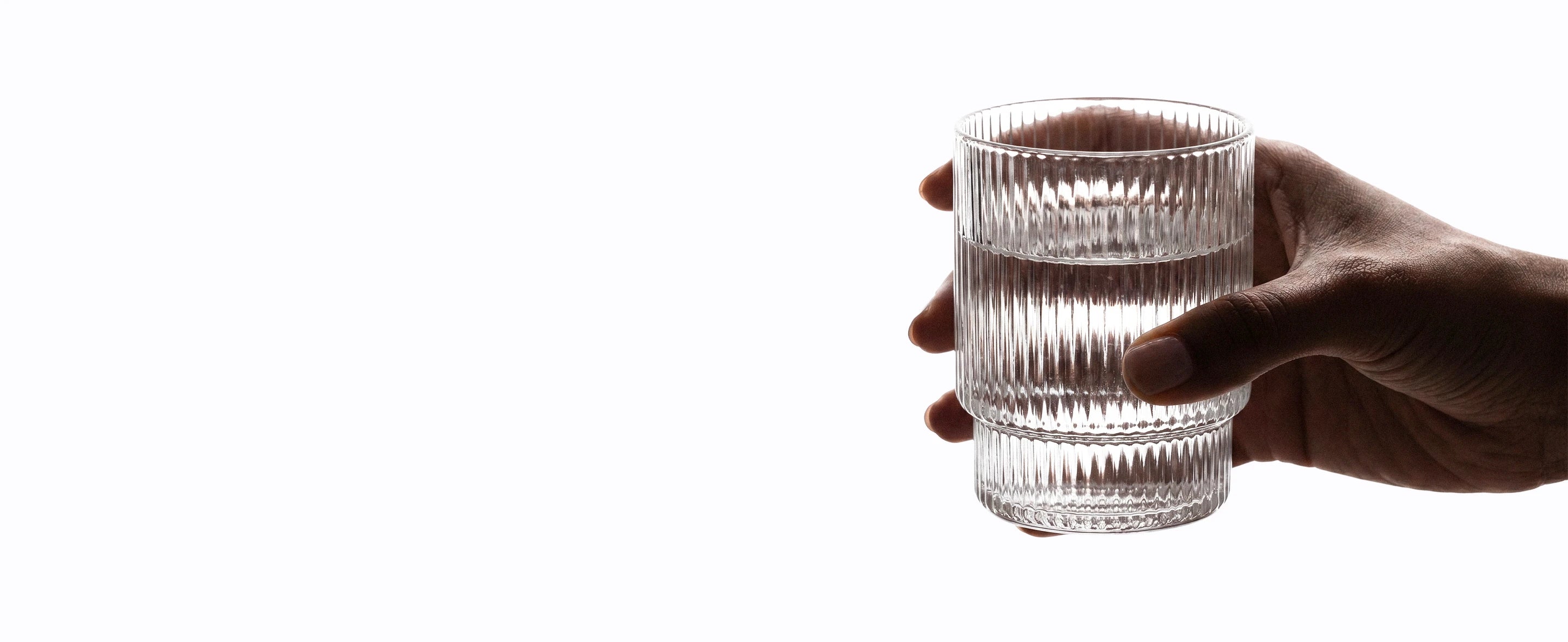 Wasserglas in Hand desktop
